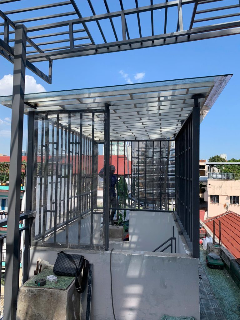 Kết cấu khung giàn thép mái che ngoài trời lợp tấm polycarbonate tại công trình TP.HCM
